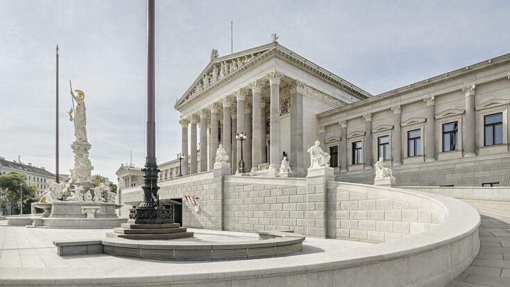 Renovierte Fassade. Blick über die Rampe zum Portikus (Rathausplatzseite)