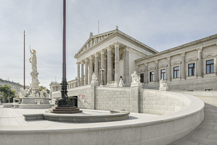 Renovierte Fassade. Blick über die Rampe zum Portikus (Rathausplatzseite)