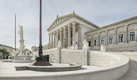 Renovierte Fassade. Blick über die Rampe zum Portikus (Rathausplatzseite)