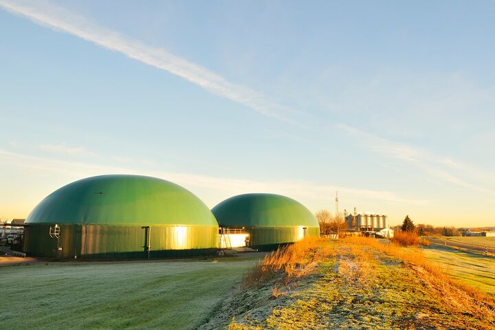 biogasanlage, bioenergie, anlage, strom, bauernhof, hof, feld, umweltschutz, landwirtschaft, sachsen, naturschutz, ökologie, co2, kohlendioxid, elektrizität, energie, energieerzeugung, energiegewinnung, kraftwerk, unternehmen, ökologisch, alternative, ökostrom, installation, firma, bio, grün, tank, erdgas, agrar, silo, energieversorgung, stromversorgung, erneuerbare, stromerzeugung, erneuerbar, stromversorger, gas, energieversorger, biobauer, alternative energie, nachhaltigkeit, erneuerbare energie, regenerative, sauberer strom, fermentation, biokraft, silage, biomasse, biogas
