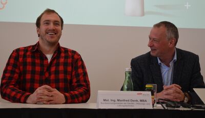 Florian Bliem, Sanitär- und Heizungstechniker und österreichischer Weltmeister der „World Skills 2022“ und Manfred Denk, ﻿Bundesinnungsmeister der Sanitär-, Heizungs- und Lüftungstechniker*innen (v.l.n.r.)