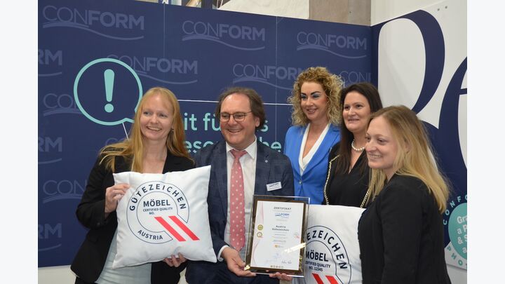 Sylvia Schwingenschuh-Trenker und Herbert Schwingenschuh, die Geschäftsleitung der Firma Conform Badmöbel, bei der (in der Mitte) bei der offiziellen Verleihung des ﻿Gütezeichens Austria
