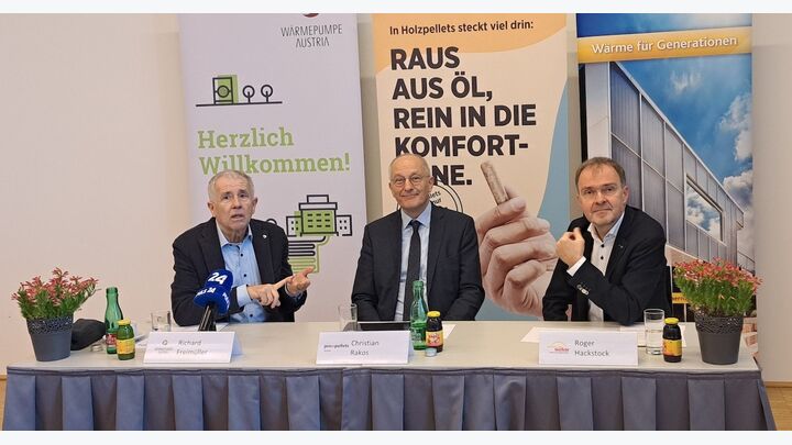 Richard Freimüller, Präsident Wärmepumpe Austria, Christian Rakos, Geschäftsführer von proPellets Austria und Roger Hackstock, Geschäftsführer Austria Solar bei der gemeinsamen Pressekonferenz im Rahmen der WEBUILD Energiesparmesse Wels 2023 (v.l.n.r.)