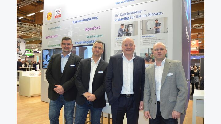 Adrian Adolf, Marketing und Vertriebsleiter Robert Bosch AG
für die Marke Buderus, Sasa Lenz-Jevtic, Vertriebs- und Marketingleiter Robert Bosch AG, Helmut Weinwurm, Vorsitzender VÖK und Vorstandsvorsitzender﻿ Robert Bosch AG und Michael Haas, ﻿Leitung des Geschäftsbereiches Kundendienst für Österreich (v.l.n.r.)