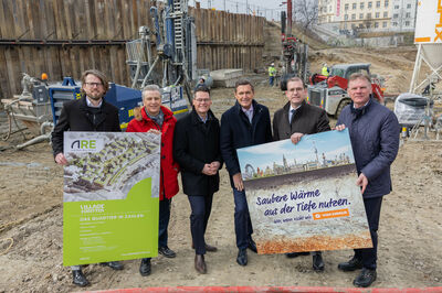 © Daniel Hinterramskogler Leiter der ARE Projektentwicklung Gerd Pichler, SPÖ Wien Klubvorsitzender und Energiesprecher Josef Taucher, Stadtrat Jürgen Czernohorszky, Stadtrat Peter Hanke, ARE CEO Hans-Peter Weiss, Vorsitzender der Geschäftsführung Wien Energie Michael Strebl