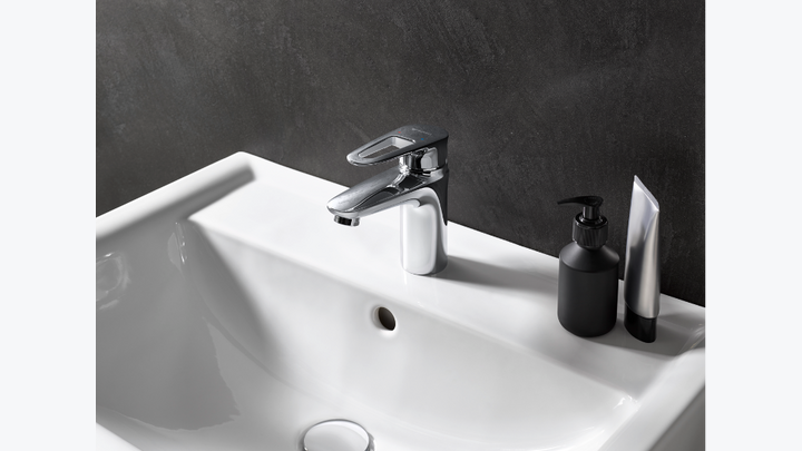 Ausgestattet mit einem offenen Bügelhebel, bietet der Modus Einhebelmischer großen Bedienkomfort: Dank der mittigen Aussparung ist er einfach und leicht greifbar, was ihn zur optimalen Lösung für barrierefreie Sanitärräume macht. Zusätzlich sorgt die formschöne Schell Armatur mit Thermostat-Kartusche für zuverlässigen Verbrühungsschutz – ideal für Menschen mit eingeschränktem Reaktionsvermögen und Kinder.