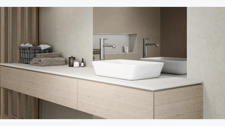 Die neue Eco-Variante der elegant-puristischen Waschtisch-Armatur Hansavantis Style vereint mit 4,2 l Durchfluss/Min. die Aspekte Design und Ökologie. Dank der optimierten Durchflussrate können Nutzer*innen ihren CO2-Footprint verbessern – ohne Einbußen in punkto Ästhetik und Genuss.
