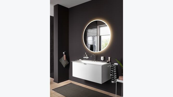 Die Accessoire Serie Round von emco gibt es bereits in klassischer Chrom-Optik und in edlem Schwarz. Jetzt folgt als dritte Oberfläche Weiß seidenmatt. Außerdem wird die Serie um einen Flüssigseifenspender mit praktischer Einhand-Bedienung ergänzt. Round ist flexibel bei der Befestigung und in der Optik: alle Accessoires können wahlweise geklebt oder klassisch geschraubt werden.