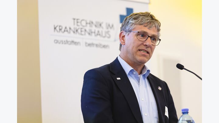 Peter Arens, Schell, führe in einem Impulsvortrag aus, wie Trinkwasserhygiene trotz Wasser- und Energiesparen gewahrt werden kann. Über die energetische Sanierung bei Warmwasser sprach Nikolaus Lorbeer von Georg Fischer.