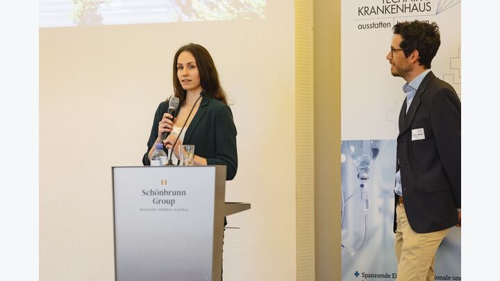 Ein weiteres Praxisbeispiel präsentierten Julia Gram und Christoph Lugmeyer, Universität Wien, anhand der Wiener Universität, die ebenfalls bis 2030 klimaneutral operieren möchte.