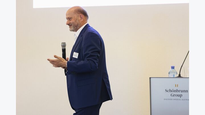 Herzwig Wetzlinger vom Wiener Gesundheitsverbund modellierte anhand der Modernisierungsoffensive für den WIGEV, wie der Weg zur Klimaneutralität konkrete aussehen könnte.