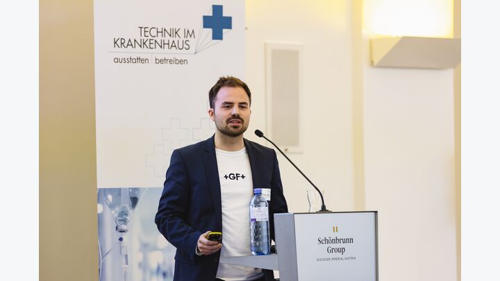 Über die energetische Sanierung bei Warmwasser sprach Nikolaus Lorbeer von Georg Fischer.