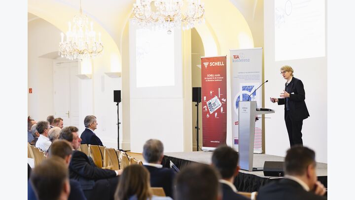 Den Nachmittagsblock begann Kurt Brandl, VAMED, mit einer Analyse zur energetischen Trendwende im AKH Wien. „In den nächsten zwei Jahren haben AKH und VKMB das gemeinschaftliche Ziel, PV-Anlagen mit einer elektrischen Leistung von mehr als 500kWp auf den dächern des AKH zu installieren und in die Haustechnik des AKH zu integrieren", erklärte Brandl.