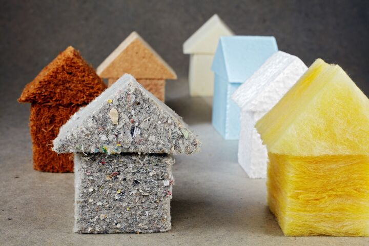 Haus, isolieren, Isolierung, Dämmung, dämmen, Wärmedämmung, Dämmstoff, Styropor, Styrodur, Glaswolle, Zellulose, Holz, Fasern, Energie, einsparen, Energiekosten, Energieausweis, Handwerk, Bau, Einfamilienhaus, Isofloc, Wärme, Materialien, Baumaterialien, Baumaterial, verschiedene, diverse, synthetisch, natürlich, Feuchtigkeit, Dach, Wände, Mineralwolle, Weichfaser, Klimaschutz, global, Erwärmung, Treibhaus, Klimawandel, Heizkosten, Energieverbrauch, Altpapier, Wärmeschutz, Wärmeisolierung, Steinwolle, Energieeinsparung, Wärmeschutzverordnung, Energiesparen, Wohnhaus, Recycling