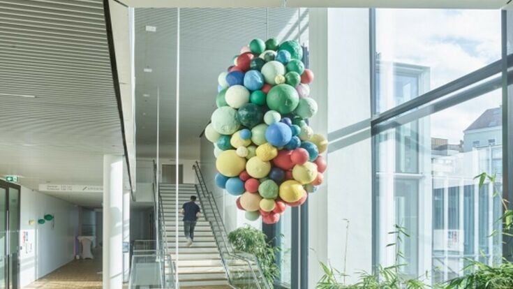 © Kurt Hoerbst Immobilien klimafit bewirtschaften, Glasgebäude, bunter Luster