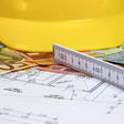 bau baugewerbe helm bauhelm bauwirtschaft geld hausbau baustelle betrug handwerker sparen bauen haus architekt büro bauleiter geldscheine bezahlen korruption korrupt finanzierung immobilie finanzieren finanz finanzpolizei euro eigenheim kosten bargeld steuerbetrug steuerhinterziehung baufirma firma baukosten postkastenfirma zollstock messen plan planung hausplan traumhaus traum alptraum maurerkelle handwerkerbonus kostenplanung schwarzarbeit