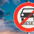Diesel Fahrverbot verboten Dieselfahrverbot Schild Auto Verbot PKW Stadt Dieselmotor Dieselskandal Abgasskandal Innenstadt Autoindustrie Verkehrsschild aus aktuell Dieselfahrzeuge Gesetz Politik Hintergrund Hinweis Werbung Verkehrszeichen Hinweisschild Abgase Autoabgas Diesel-Fahrverbot Dieselautos dieselfreie Zone Feinstaubbelastung Grenzwert kfz Luftverschmutzung Manipulation Stickoxide Umwelt Umweltverschmutzung Umweltzone Symbol Zeichen Banner Dieselkraftstoff gesundheitsschädlich Header Headline Himmel Illustration Strassenschild umweltschädlich diesel fahrverbot verboten dieselfahrverbot schild auto verbot pkw stadt dieselmotor dieselskandal abgasskandal innenstadt autoindustrie verkehrsschild aus aktuell dieselfahrzeuge gesetz politik hintergrund hinweis werbung verkehrszeichen hinweisschild abgase autoabgas diesel-fahrverbot dieselautos dieselfreie zone feinstaubbelastung grenzwert kfz luftverschmutzung manipulation stickoxide umwelt umweltverschmutzung umweltzone symbol zeichen banner dieselkraftstoff header headline himmel illustration strassenschild umweltschädlich