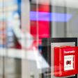 Feuermelder rot Sicherheit Sicherheitseinrichtung Feuerwehr Brandschutz Scheibe Glasscheibe Glastür Spiegelung unscharfer Hintergrund feuermelder rot sicherheit sicherheitseinrichtung feuerwehr brandschutz scheibe glasscheibe glastür spiegelung unscharfer hintergrund