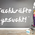 wir stellen sie ein qualifizierte mitarbeiter gesucht tafel schultafel fachkräfte fachkraft stempel puzzle anzeige stellenanzeige stellenangebot stellengesuch stellenausschreibung karriere jobsuche fachkräftemangel angebot arbeitgeber arbeitsmarkt arbeitsplatz arbeitsvermittlung bewerben bewerbung job personal qualifikation schild stelle suchen werbung zeitarbeit business wirtschaft industrie unternehmen arbeitskräfte arbeit arbeitslos arbeitslosigkeit arbeitssuche arbeitssuchend arbeitssuchende arbeitssuchender jobangebot jobs