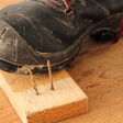 arbeiten arbeitskleidung arbeitsschuhe arbeitsschutz arbeitsunfall auftreten 2 zwei nägel bau bauarbeiter bauholz baustelle dachlatte eintreten gefahr handwerk handwerker holz brett nagel rostig schuhe sicher sicherheit sicherheitsschuhe stahlsohle unfall unfallgefahr verletzen arbeit arbeitschutz bauarbeiterschuhe baugewerbe stahlkappe holzbrett füße schuh bauarbeiten bausicherheit bauvorschrift arbeitssicherheit arbeitsvorschrift sicherheitsausrüstung unfallverhütung vorsichtsmaßnahme schutzkleidung renovieren bauen schutz