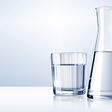 wasserglas wasserkaraffe wasser glas karaffe mineralwasser trinkwasser leitungswasser flasche isoliert soda