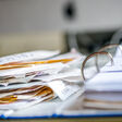 steuererklärung belege quittungen chaos buchhaltung steuerprüfung kassenbon kaufquittung jahresabschluss budget steuerbelege steuern fiskus einkommenssteuererklärung einkommen einkommenssteuer betriebsprüfung abrechnung abzüge ausgaben bilanz controlling finanzen finanzamt geld haushalte haushaltsbudget haushaltskasse kalkulation monatsabrechnung prüfung rechner rechnungen saldo schulden stapel voucher überblick steuerberater steuerberatung lohnsteuer lohnsteuerhilfe