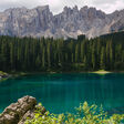 carezza lago karersee acqua smeraldo paesaggio dolomiti alpi alpino natura ambiente unesco patrimonio montagne monti trentino alto adige latemar nuvole estate vacanze viaggi turismo trekking alpinismo meraviglioso bosco alberi piante foresta selvaggia sfondo vegetazione estiva relax pace tranquillità idilliaco colore rocce cima vetta turistico bellezza