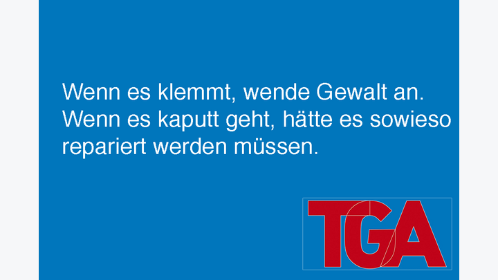 Spruch auf blauem Hintergrund: Wenn es klemmt, wende Gewalt an. Wenn es kaputt geht, hätte es sowieso repariert werden müssen.