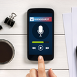 Smartphone mit Aufnahmeapp, die gerade mit einem Finger bedient wird.