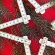 zollstock, tannenzweige, stern, weihnachten, weihnachtsstern, advent, weihnachtsfest, maßstab, metermaß, werkzeug, handwerk, freude, optimismus, nahaufnahme, macro, werkzeug, handwerker, weihnachtsfeier, weihnacht, rot, grün, weiß, weihnachten handwerk stern werkzeug zollstock handwerker tanne tannenzweige metermaß maßstab weihnachtsstern weihnachtsfest weihnachtssymbol advent freude optimismus symbol weihnachtsfeier weihnacht rot grün weiß tannenzweig tannennadeln messung zimmermann tannengrün sternförmig weihnachtlich dekoration innung adventsstern christbaumschmuck zweig zentimeter maßeinheit nahaufnahme macro