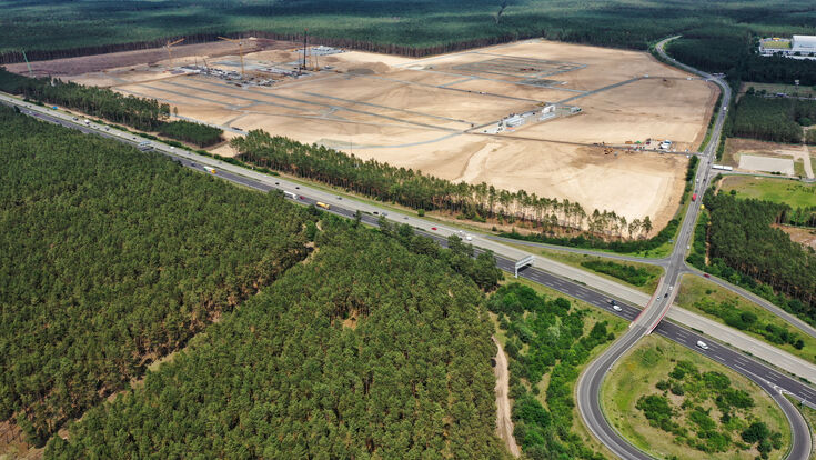 © KarachoBerlin - stock.adobe.com tesla elon musk baustelle grünheide gigafactory gigafactory 4 elektromobilität brandenburg elektroauto tesla deutschland tesla model y tesla models spacex tesla motors electric vehicle electric car electromobility berlin germany musk drone luftaufnahme forst industriegebiet gewerbegebiet freienbrink wald abholzung baubeginn bauarbeiten
