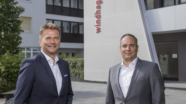 © Franz Neumayr Stefan Gubi und Roman Seitweger vor der Windhager-Zentrale.