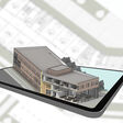 3D-Rendering eines Gebäudes auf einem Smartphone vor dem Hintergrund eines Bauplans.