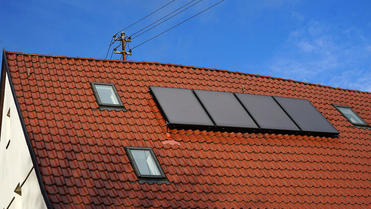 © Sanha GmbH & Co. KG, Essen Solarthermie Warmwasser Warmwasser Produktion Einsparung Solarenergie Solar Panele Solar Kraftwerk Solarzellen Grüne Energie Regenerative Energie Strom Stromerzeugung Selbstversorgung Energie Stromproduktion Strompreis Unabhängigkeit Energieerzeugung Sonne Sonnenstrom Privatkraftwerk sparen einsparen kostengünstig Selbstversorgung Autark