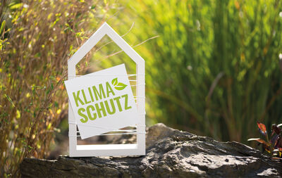 © Tamara - stock.adobe.com klimaschutz haus energie grün effizienz energieeffizienz zuhause wohnen ökologisch umwelt umweltfreundlich klima kosten ersparnis sparen senken energieersparnis leben klimaneutral heizen heizung dämmung wärmedämmung geld strom nachhaltig bauen renovieren renovierung dämmen energielabel label gras natur erneuerbar erde pflanzen zukunft sonne ressourcen haushalt ökologie rentabilität technologie regenerativ schutz umweltschutz treibhausgas kohlenstoffdioxid