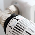 heizkörperthermostat sparen energie heizung thermostat heizungsthermostat alternativ bioenergie nachhaltigkeit regenerativ umweltbewusst erneuerbare gemütlich gemütlichkeit heizen kamin heizenergie wohlfühlen wärme preise steigende teuer hand haushalt heizkörper jahreszeit komfort kosten schlüssel werkzeug montieren temperatur temperaturregler versorgnung warm wechsel weiß zentralheizung zimmer zuhause preis reduzieren wasser winter wirtschaftlich wirtschaftliche lage haus heimwerker hitze metall