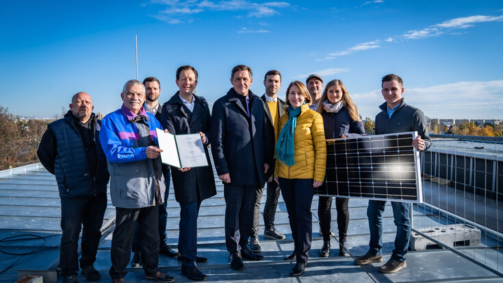 © Wien Energie/Tobias Holzer Energie Greener Linien Gruppenbild Klimaschutz Photovoltaik-Offensive Presse Solarkraftwerk Sonnenstrom Stadtrat Hanke Wien Energie Kooperation
