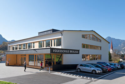 © Angelo Kaunat Die Volksschule von außen.