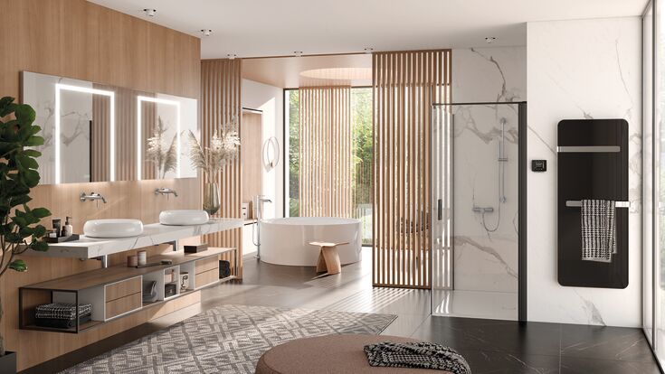 © Kludi GmbH & Co. KG Panoramabild eines hell eingerichteten Badezimmers mit Doppelwaschbecken vor einer Holzwand, Badewanne und Dusche mit Marmorwand.