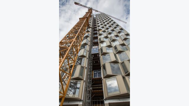 Eine Panoramaufnahme des Towers mit Kran davor.
