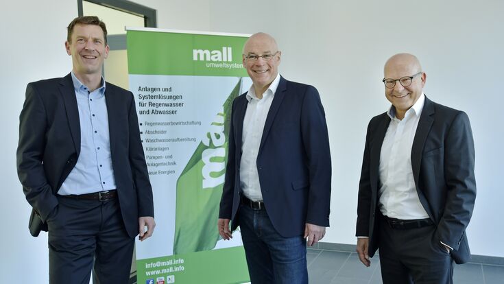 © Mall GmbH Austria Gruppenfoto von Geschäftsführer Christoph Schulze Wischeler, Markus Grimm (Sprecher der Geschäftsführung bis 31.12.2021) und Geschäftsführer Wolfgang Hofmann (von links nach rechts).