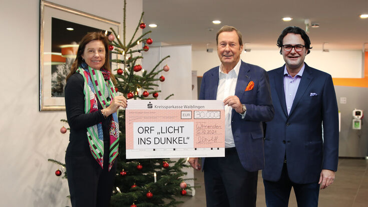 © JUDO Wasseraufbereitung GmbH von links nach rechts: Kathrin Reggi-Dopslaff, Hartmut Dopslaff und Carsten Dopslaff mit dem Spendenscheck im Wert von 30.000 Euro.