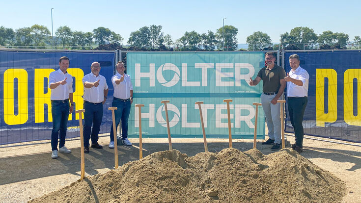 © Porr Bau GmbH / Florian Bernhard Prok. Lukas Vormair, Ressortleitung Logistik Holter, Prok. Norbert Atzlesberger, Porr, Prok. Markus Steinbrecher, Geschäftsführung Holter, Thomas Tiwald, Wirtschaftsagentur Burgenland und Geschäftsführung Businesspark Müllendorf, Mag. Harald Zagiczek, Geschäftsführung Wirtschaftsagentur Burgenland (v.l.n.r.) beim Spatenstich in Müllendorf.