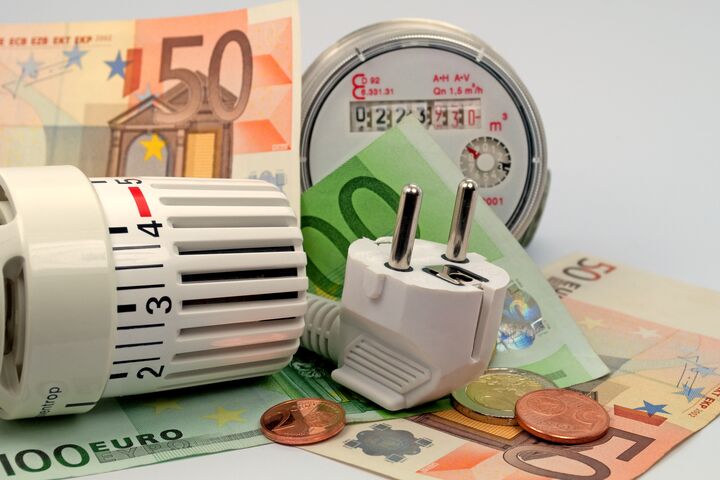 Nebenkosten,Nebenkostenabrechnung,heizen,, Heizkosten,Energie,Energiekosten,Stromkosten,Strom,, Stecker,Wasseruhr,Thermostat,Ventil,Geld,Euro,Geldscheine,Münze, Preise,Preisanstieg,Verbrauch,verbrauchen,, Nebenkostenpauschale,abrechnen,Abrechnung,, Energieverbrauch,Einsparpotential,teuer,ablesen,, messen,Haushaltskosten,Kosten,Wasser,Verbraucher,, Haushalt,Privathaushalt,Jahresabrechnung,, Kostenfalle,Anbieter,Anbieterwechsel,Preistreiber,, Umlagekosten,Umlage,Mietnebenkosten,, Heizkostenzuschuß,Messgerät,, Energiewende,Heizperiode,Kostenexplosion,, nebenkosten, nebenkostenabrechnung, heizen, heizkosten, energie, energiekosten, stromkosten, strom, stecker, heating costs, wasseruhr, thermostat, ventil, geld, euro, geldscheine, münzen, wasserkosten, sparen, einsparen, preise, preisanstieg, verbrauch, verbrauchen, nebenkostenpauschale, abrechnen, abrechnung, energieverbrauch, einsparpotential, teuer, ablesen, messen, haushaltskosten, kosten, wasser, verbraucher, haushalt, privathaushalt, jahresabrechnung, kostenfalle, anbieter, anbieterwechsel, umlagekosten, umlage, mietnebenkosten, heizkostenzuschuß, messgerät, energiewende, heizperiode