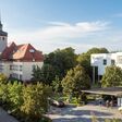 Links das denkmalgeschützte Diakonissenmutterhaus, rechts der Klinikneubau von 2004: Heizungsanlagen mit verschiedenen Anforderungen, aber demselben Kreislaufwasser.