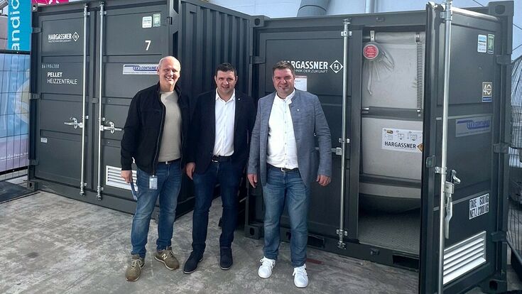 © Hargassner Hargassner Geschäftsführung Markus (rechts) und Anton Hargassner jun. (Mitte) mit Peter Teuschl vor den Powerboxen bei der Tennishalle am Heumarkt.