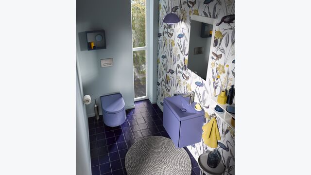 Die softe, hellblaue Wandfarbe („Rowing Boat“) schafft ein Gesamtbild, das die Armaturen der Serie Wave sowie Starck T Accessoires in Edelstahl gebürstet komplettieren.
