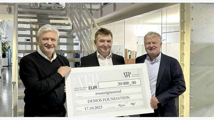 Die beiden Geschäftsführer von ATP Asymetria, Witold Gilewicz (links) und Marek Borkowski (rechts), überreichen den ATP-Spenden-Scheck über 20.000 Euro an Andrzej Augustyński, Präsident der Non-Profit-Organisationen DEMOS und SIEMACHA (mittig).