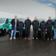 Die Teams der Bereiche Services und Fuhrpark um Alexander Kaufmann (2.v.r.) und Katrin Uredat (2.v.l.) freuen sich über den Neuzuwachs im Fuhrpark.