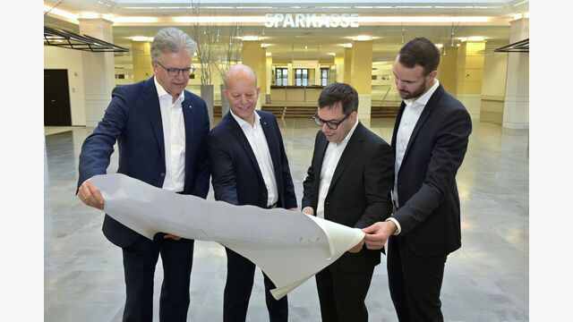 Udo Dettelbacher, Bereichsleiter Immobilien- und Betriebsmanagement der Sparkasse OÖ, Martin Punzenberger, Vorstandsdirektor der Sparkasse OÖ, Architekt Gerald Anton Steiner und Matthias Mayr, Drees & Sommer, Standortleiter Oberösterreich (v.l.n.r.)